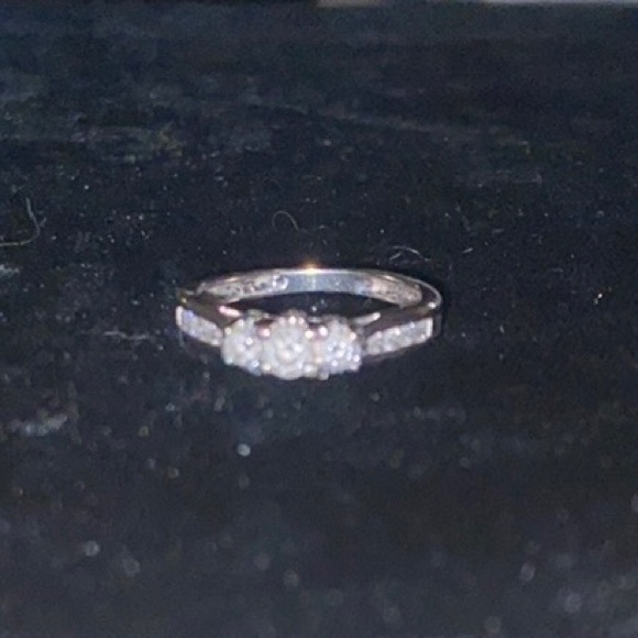 10K white gold diamond ring - Picture 4 of 7